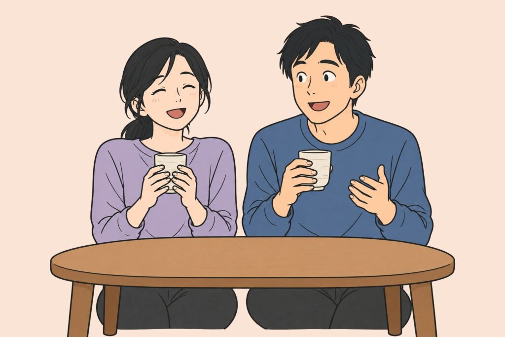 休日のリビングで、お茶を飲みながらのんびり会話する夫婦
